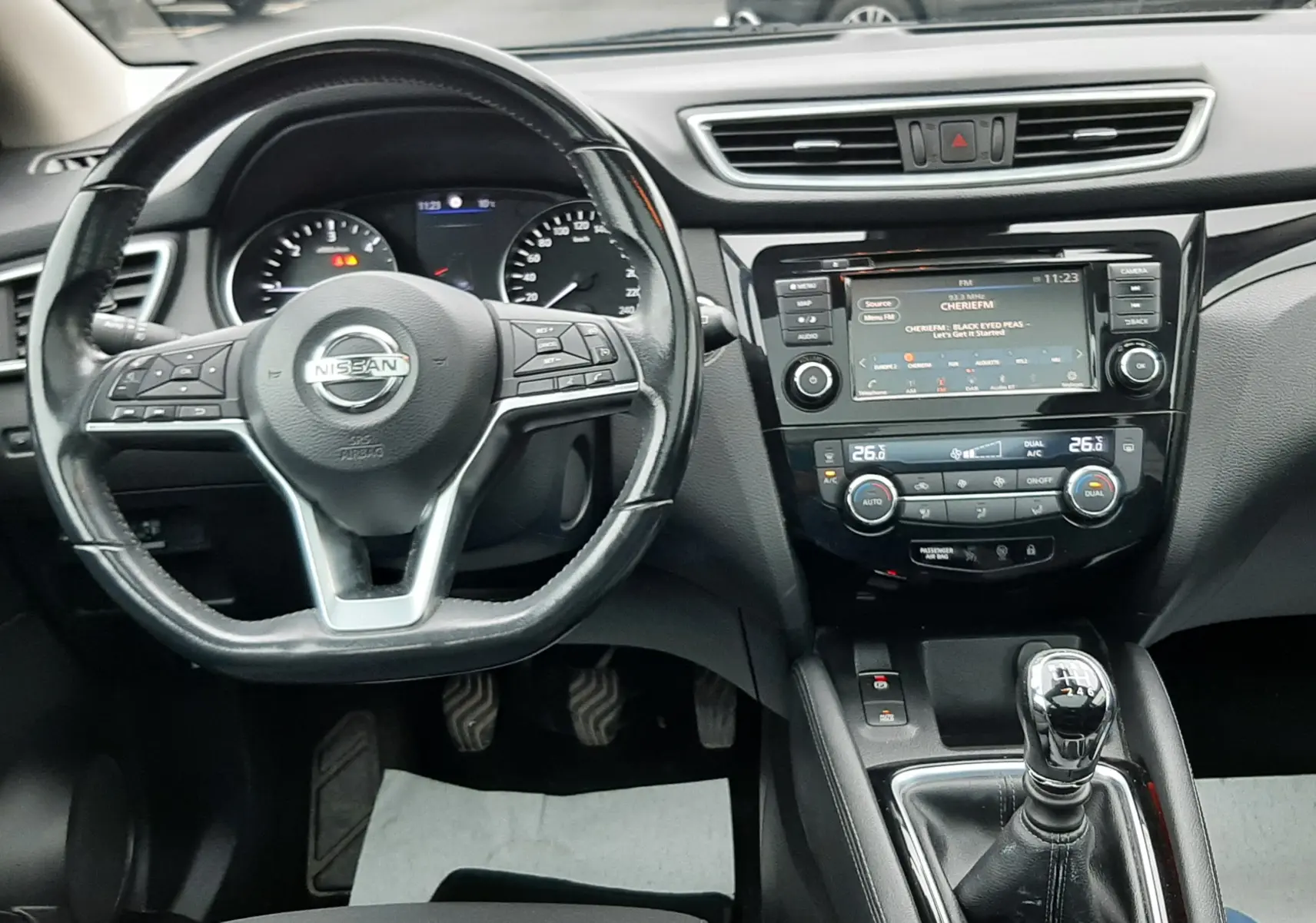 Vue intérieure du tableau de bord et volant noir du Nissan Qashqai DCI 115 N-Connecta 2020 avec boîte manuelle.
