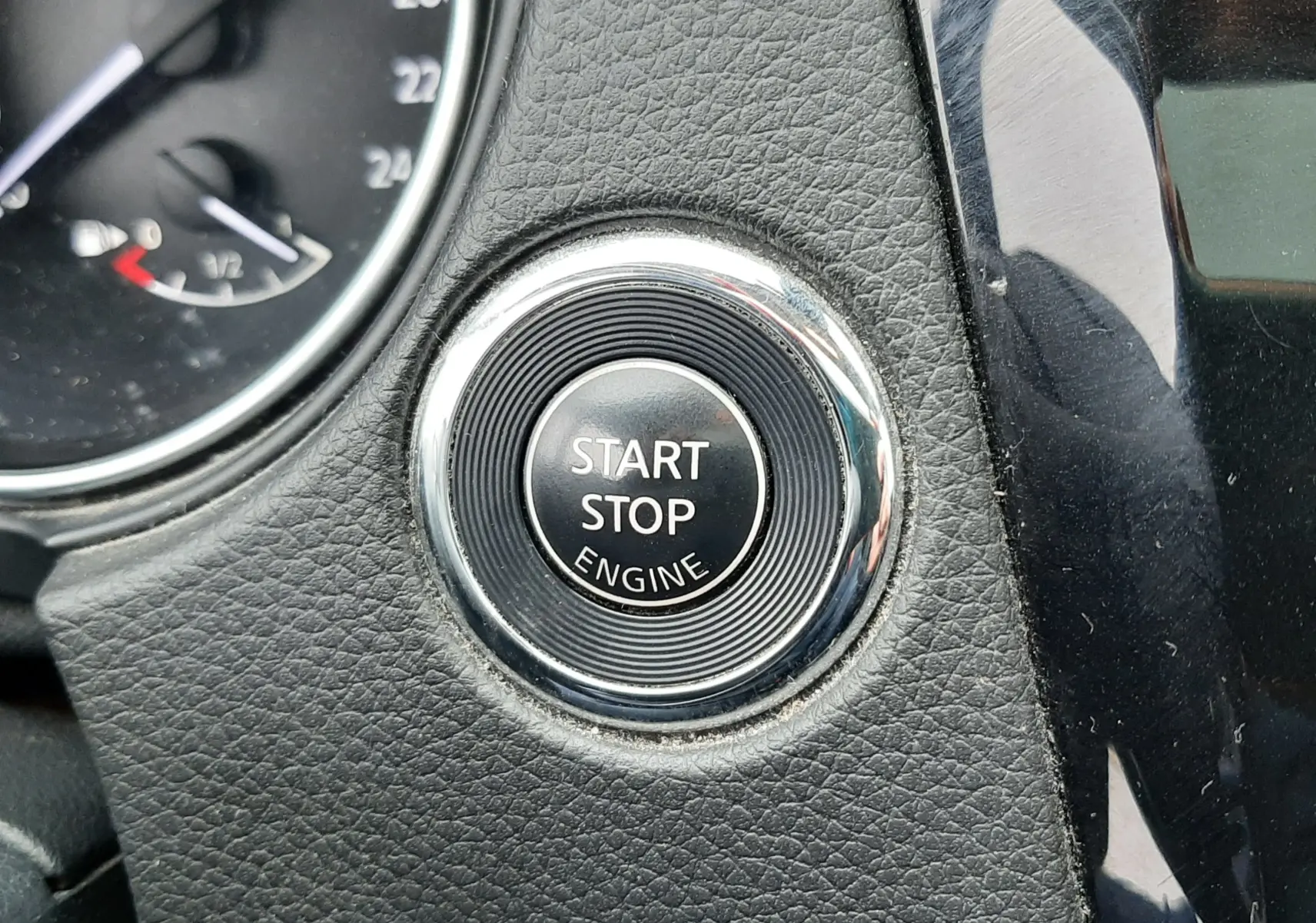 Détail du bouton start/stop moteur entouré de cuir noir texturé sur le tableau de bord du Nissan Qashqai DCI 115 N-Connecta 2020.