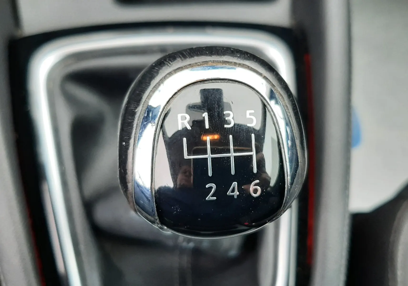 Gros plan sur le levier de vitesses manuel noir du Nissan Qashqai DCI 115 N-Connecta 2020, avec marquages blancs.