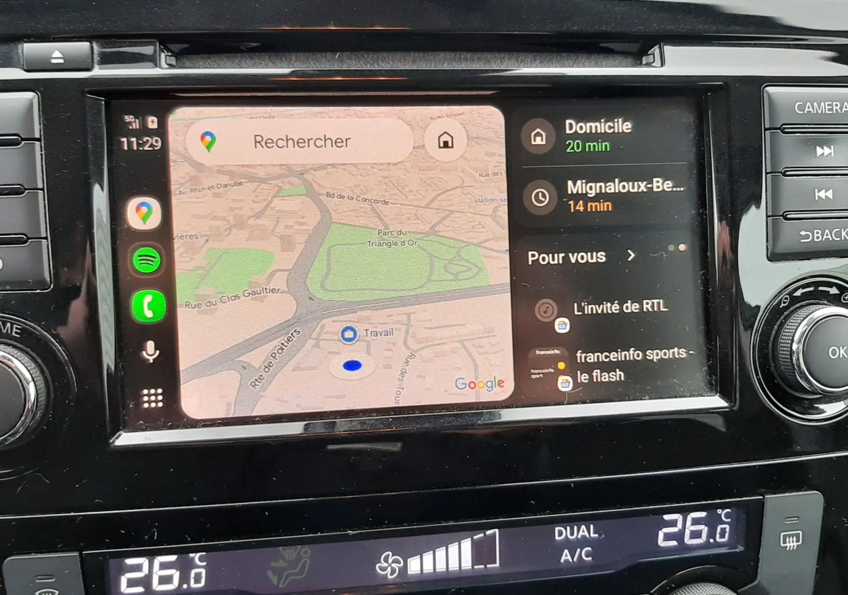 Vue rapprochée de l’écran tactile central noir du Nissan Qashqai DCI 115 N-Connecta 2020, affichant la navigation GPS et les commandes de climatisation à 26°C.