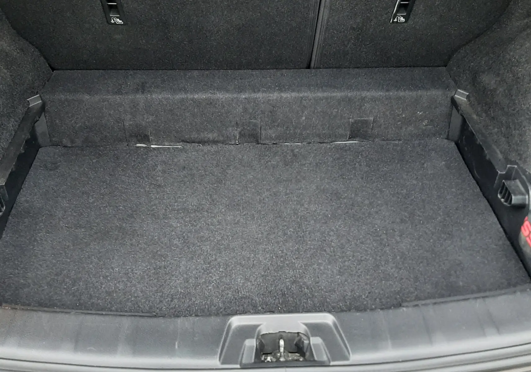 Vue du coffre ouvert du Nissan Qashqai DCI 115 N-Connecta noir de 2020, montrant un espace de rangement propre et tapissé.