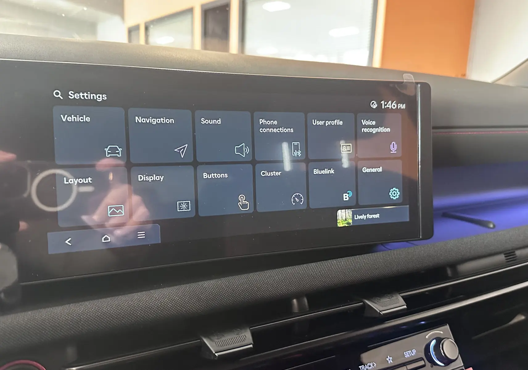 Écran tactile central en gros plan dans l’habitacle du Hyundai Tucson 2025, ambiance intérieure avec éclairage bleu.