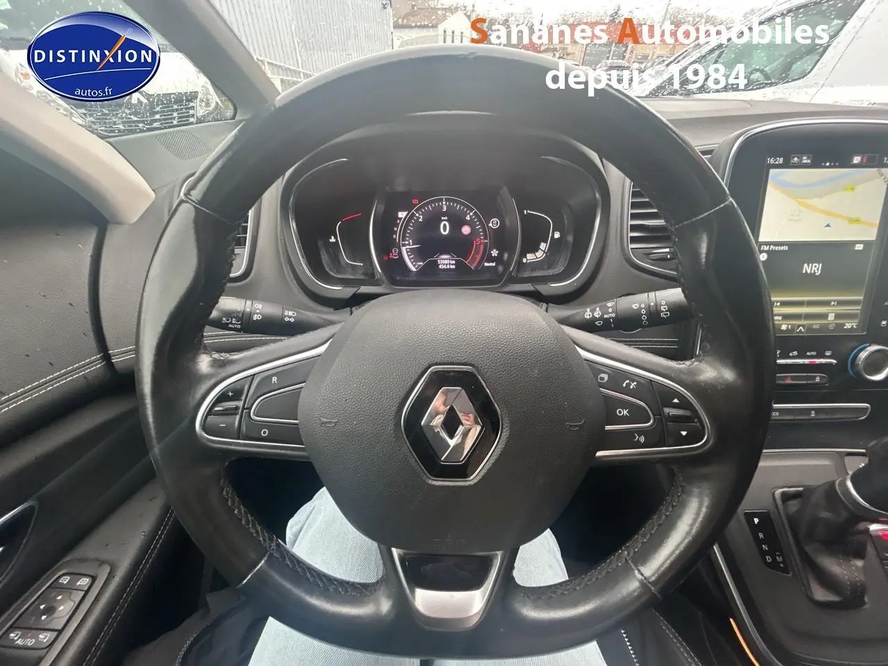 Vue intérieure centrée sur le volant Renault Scenic 2020 avec tableau de bord numérique et écran tactile vertical.