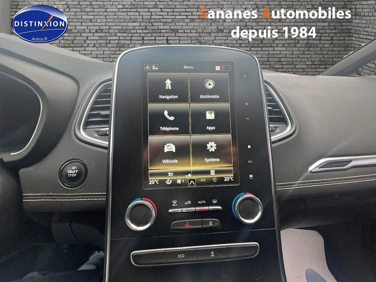 Intérieur du Renault Scénic blanc 2020, vue centrale sur l’écran tactile et commandes de climatisation.