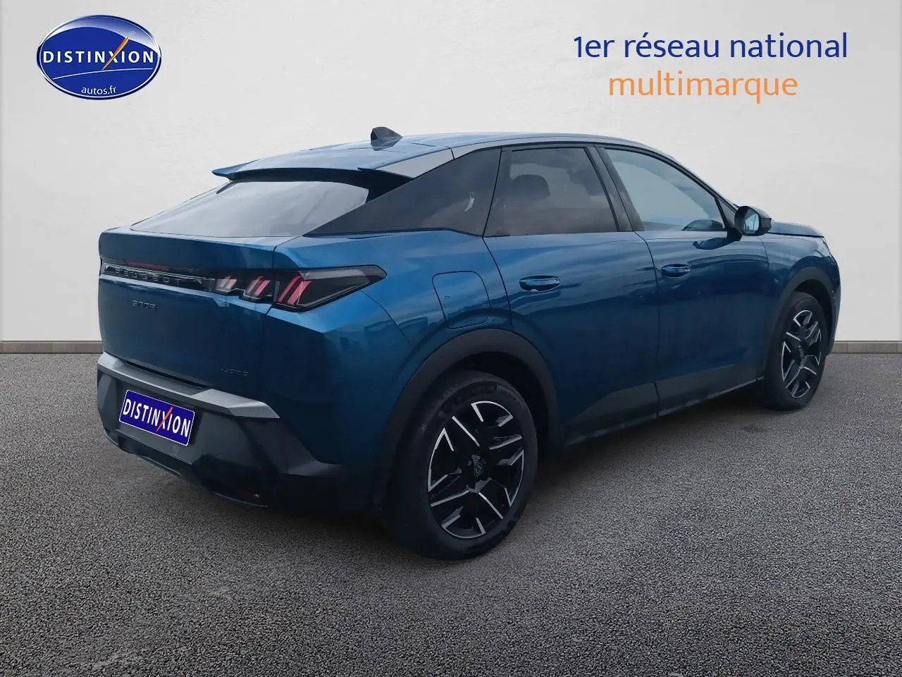 Vue 3/4 arrière droite d’un Peugeot 3008 bleu 2025 avec jantes alu et feux arrière LED distinctifs.