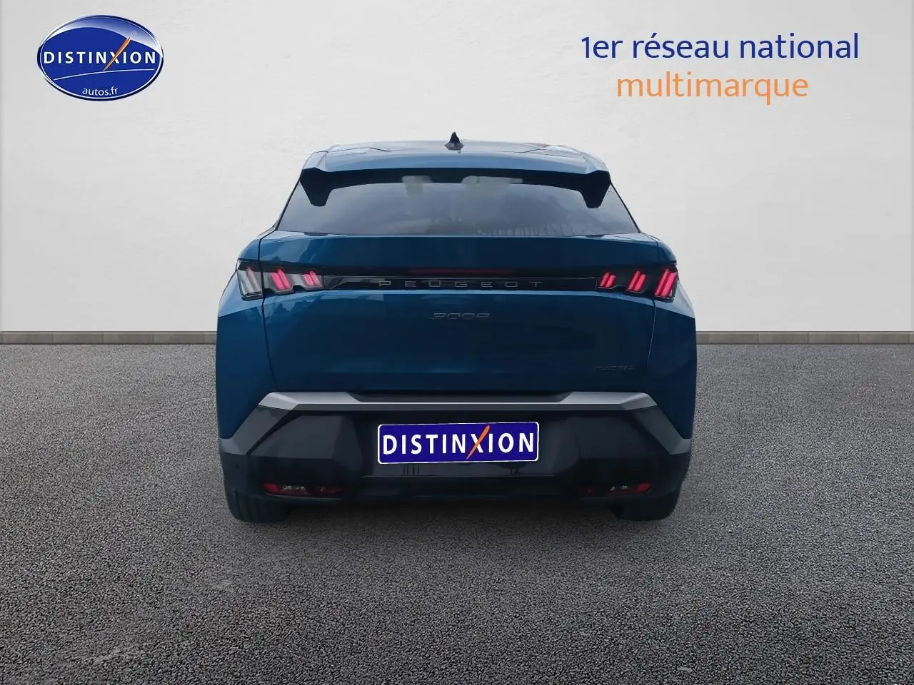 Vue arrière d’un Peugeot 3008 bleu 2025 avec feux arrière LED et becquet noir distinctif.