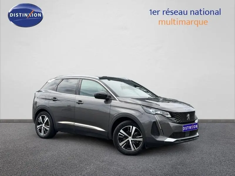 Peugeot 3008 Gris Platinium vue 3/4 avant droit, mettant en valeur ses lignes modernes et ses jantes alliage distinctives.