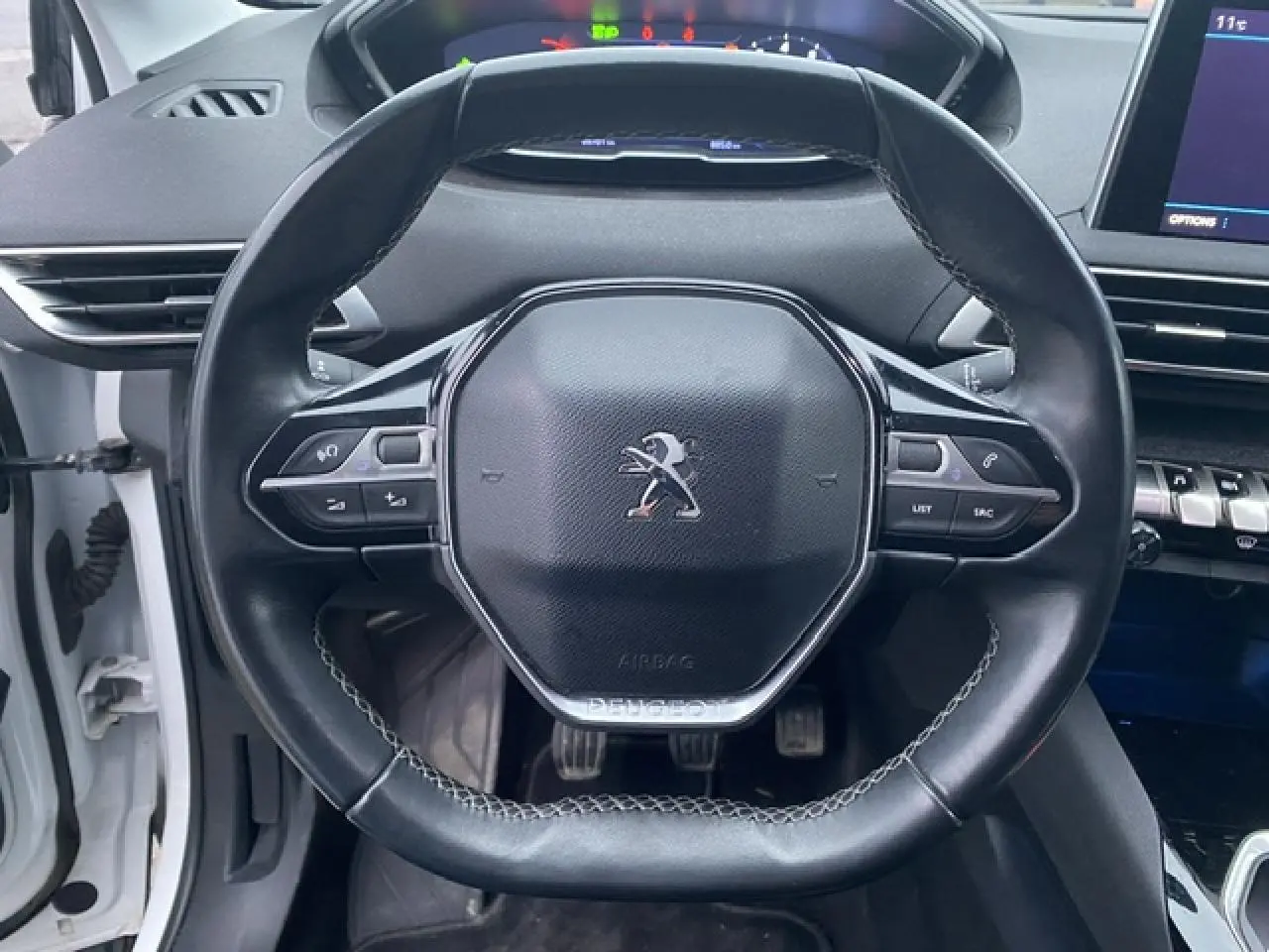 Volant compact noir de Peugeot 3008 2017 essence blanc, avec commandes multifonctions et tableau de bord numérique.
