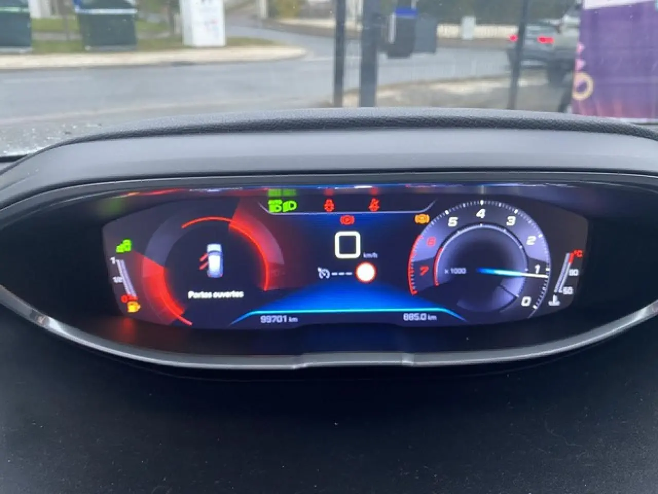 Tableau de bord numérique du Peugeot 3008 blanc 2017 affichant vitesse zéro et avertissement portes ouvertes.