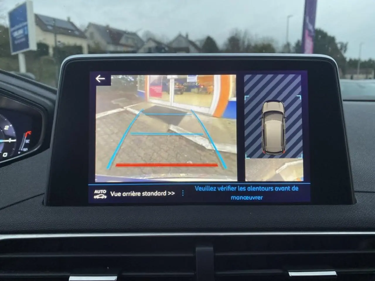 Écran tactile du Peugeot 3008 blanc montrant la caméra de recul avec aide au stationnement et vue 360° du véhicule.