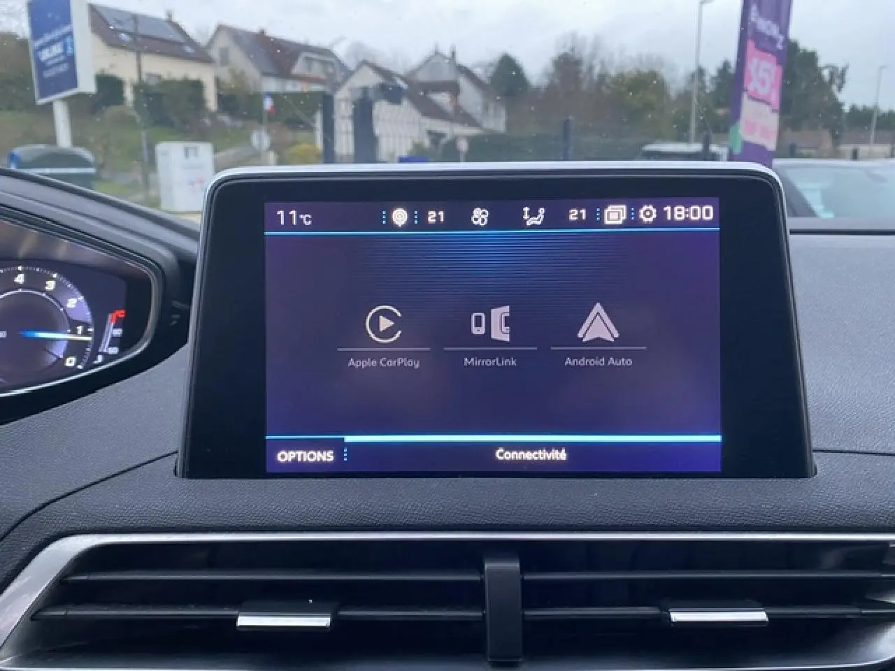 Écran tactile central du Peugeot 3008 2017 affichant les options Apple CarPlay, MirrorLink et Android Auto.