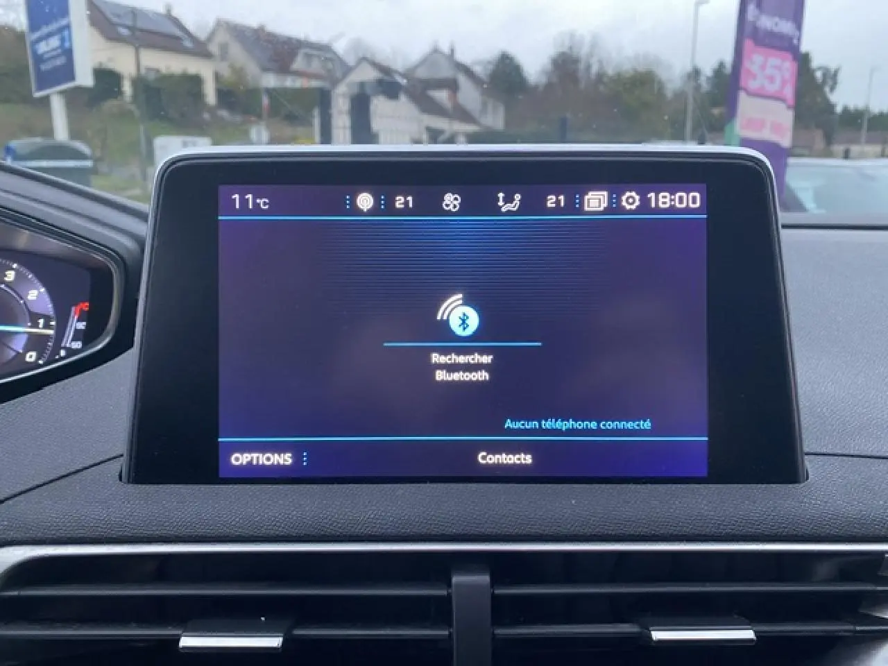 Écran tactile central du tableau de bord du Peugeot 3008 blanc, affichant la recherche Bluetooth en intérieur.