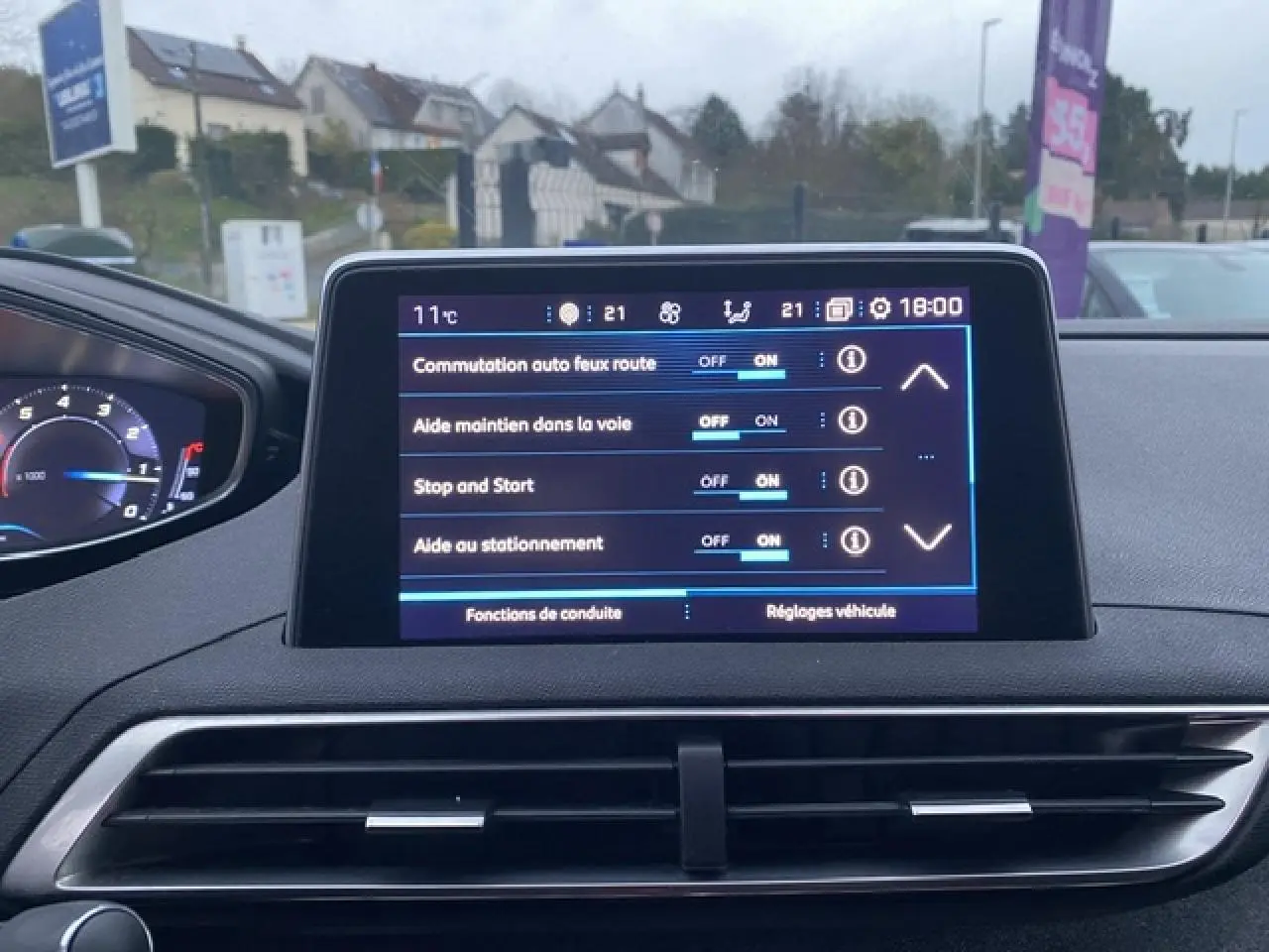 Écran tactile central du Peugeot 3008 affichant les réglages d’aides à la conduite dans l’habitacle noir.
