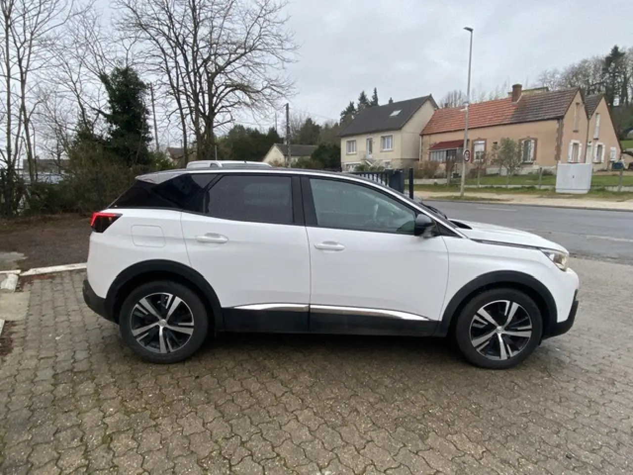 Peugeot 3008 blanc vue de profil côté gauche avec toit noir Diamond et jantes alliage bi-ton 18 pouces.
