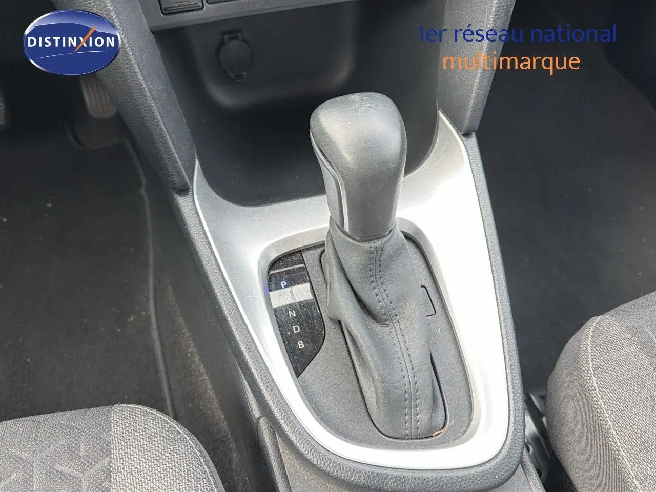 Le levier de vitesse automatique gris et noir de la Toyota Yaris Cross 116h Design AWD-i 2023 en gros plan intérieur.