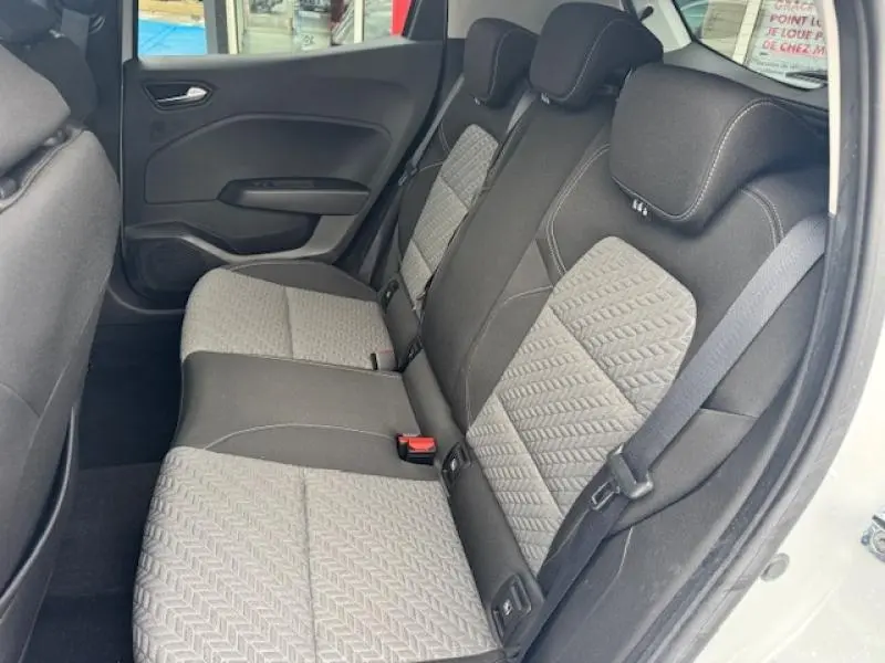 Banquette arrière en textile gris à motif 3D vue côté droit dans une Renault Clio Blanc Glacier 2023.