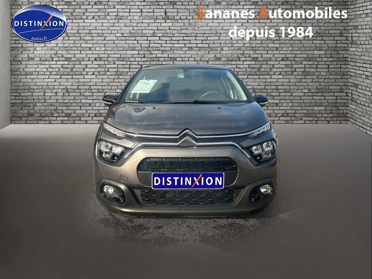 Vue avant d'une Citroën C3 1.5 BlueHDi 2023 gris foncé avec projecteurs antibrouillard et calandre distinctive.