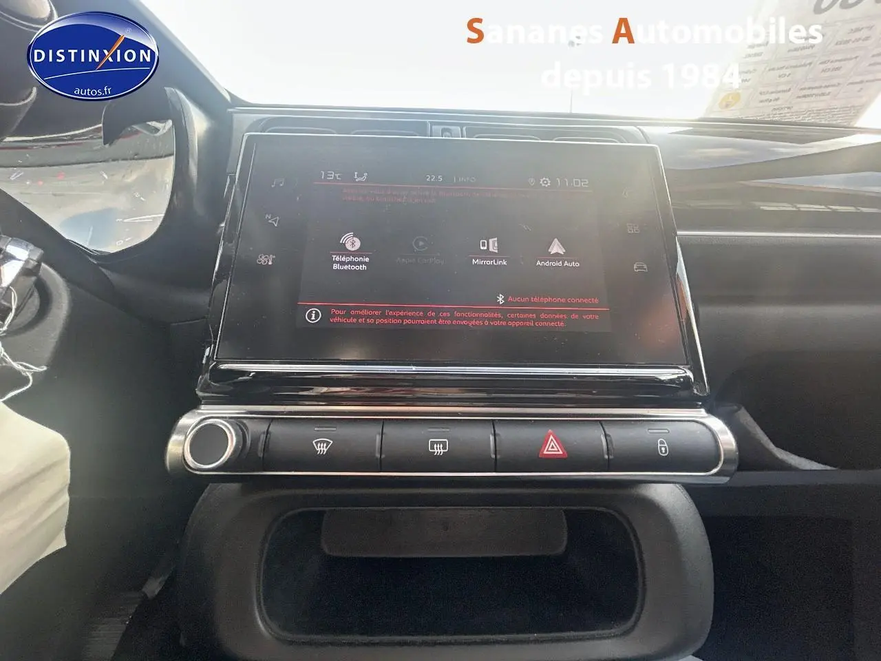 Vue centrée sur la tablette tactile 7 pouces du tableau de bord de la Citroën C3 gris foncé 2023.