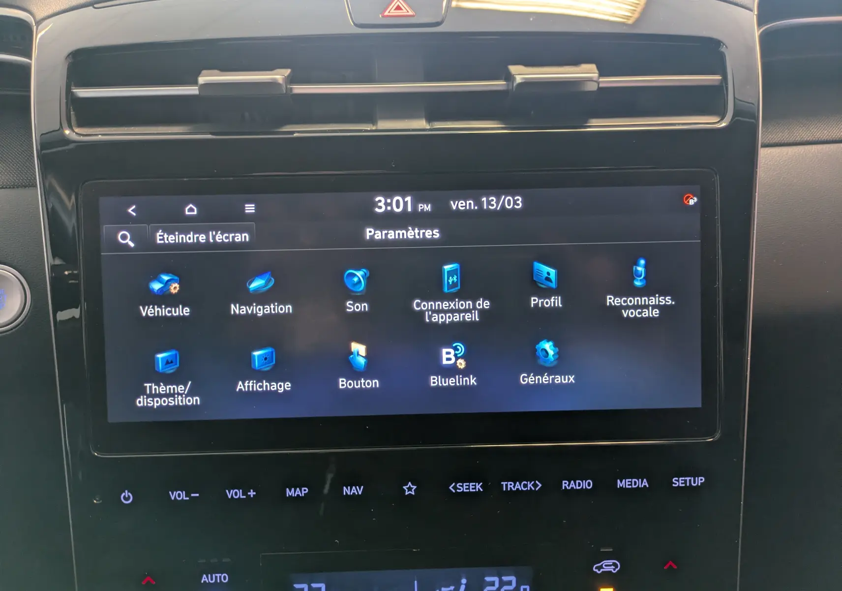 Écran tactile central du tableau de bord du Hyundai Tucson blanc 2021, affichant le menu des paramètres.