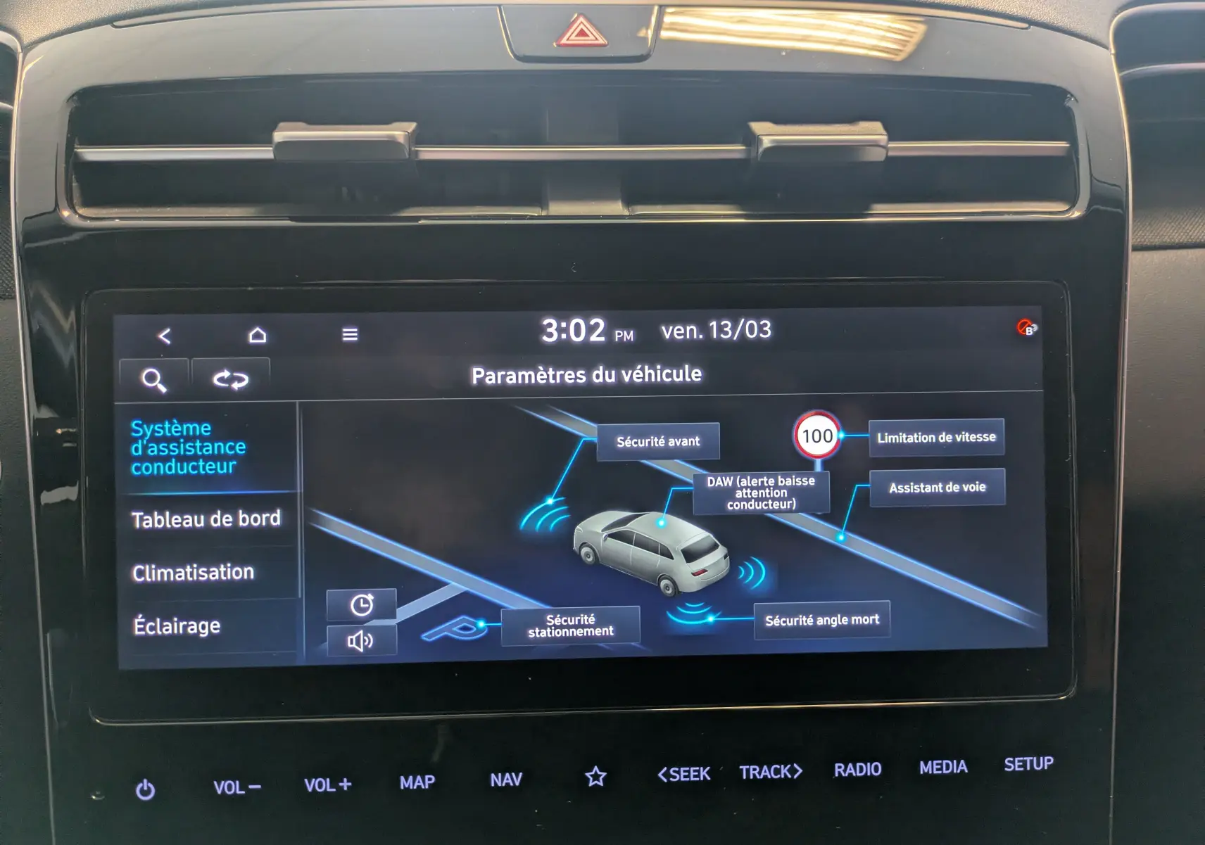 Écran tactile du système d’assistance conducteur du Hyundai Tucson 2021 affichant les alertes de sécurité.