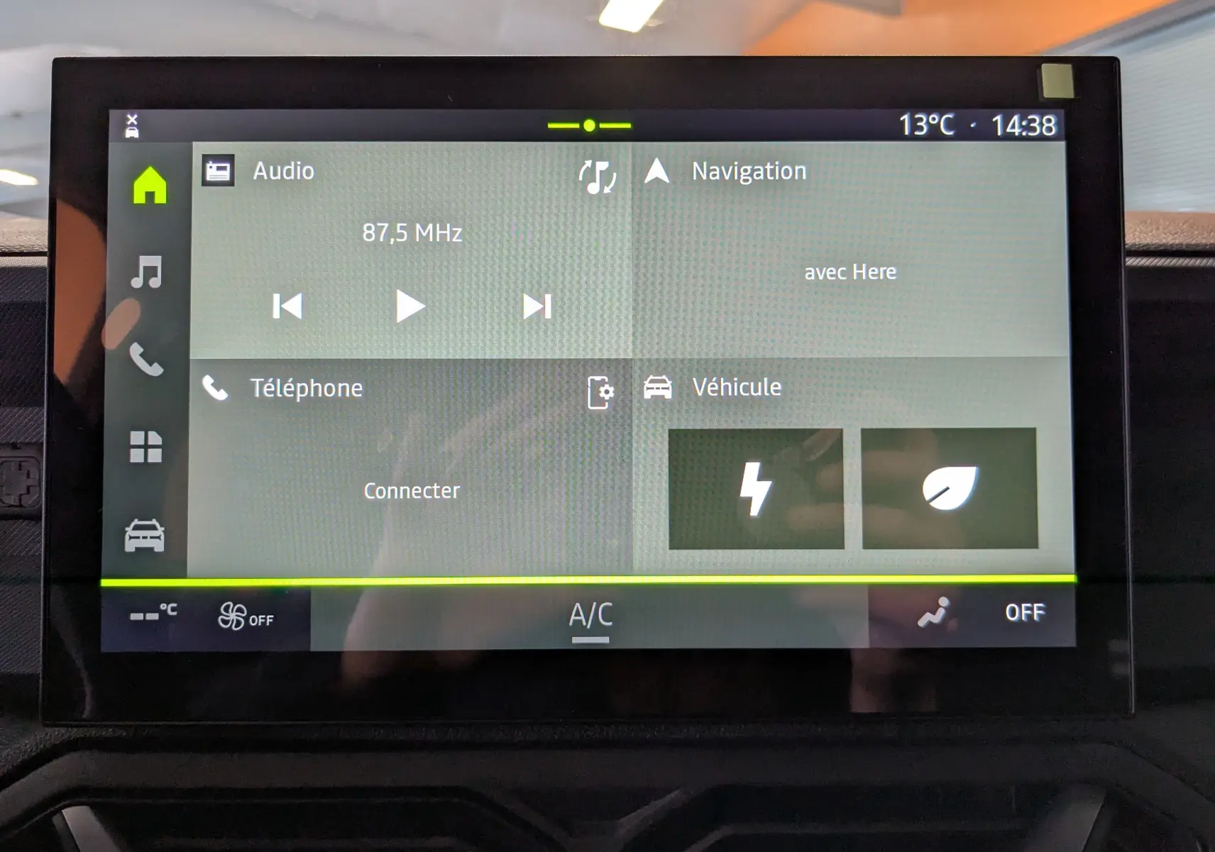 Écran tactile central du tableau de bord du Dacia Duster Hybrid 140 Journey 2025 affichant les menus audio, navigation et véhicule.