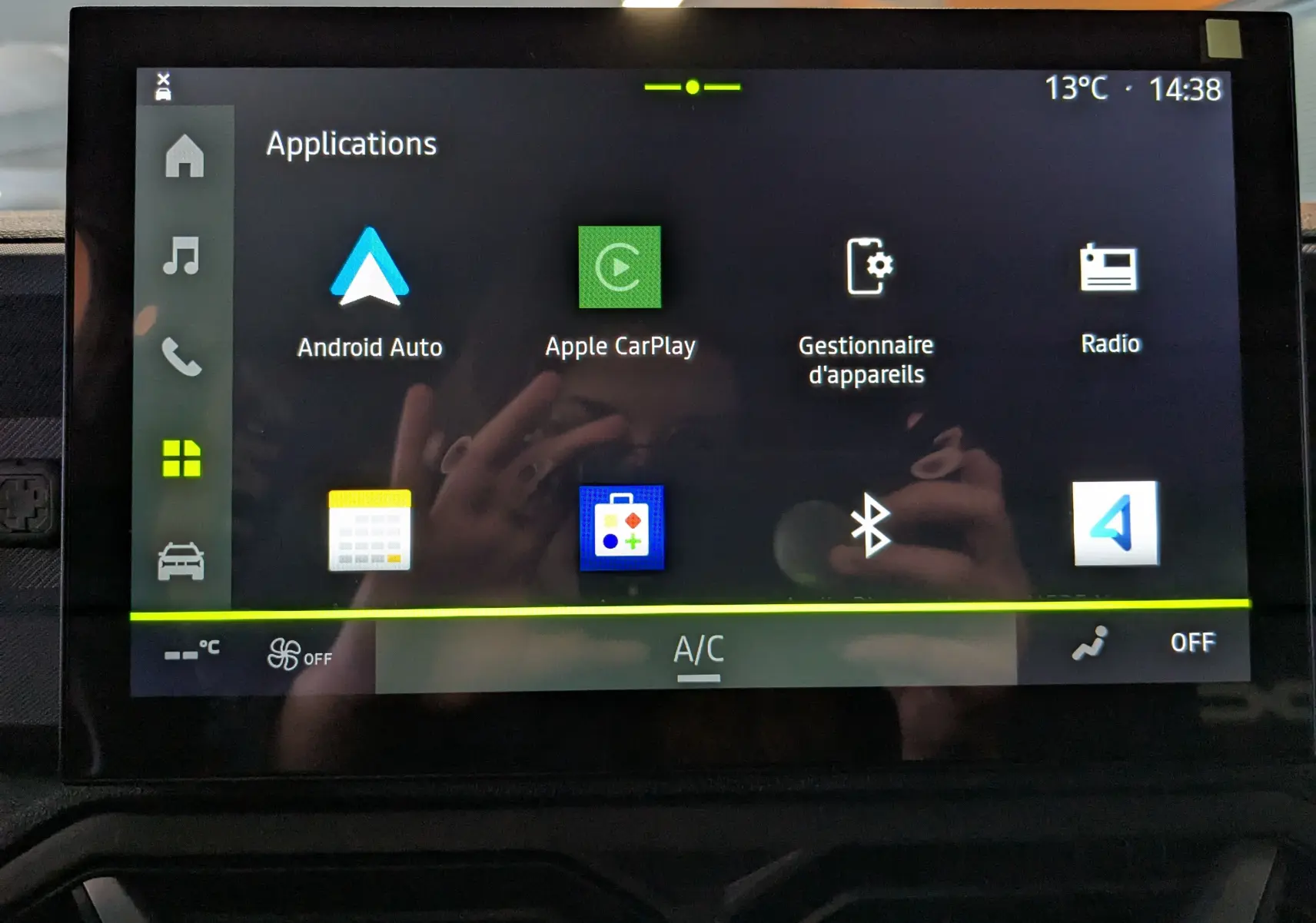 Écran tactile central du Dacia Duster Hybrid 140 Journey 2025 montrant les applications Android Auto, Apple CarPlay et radio.