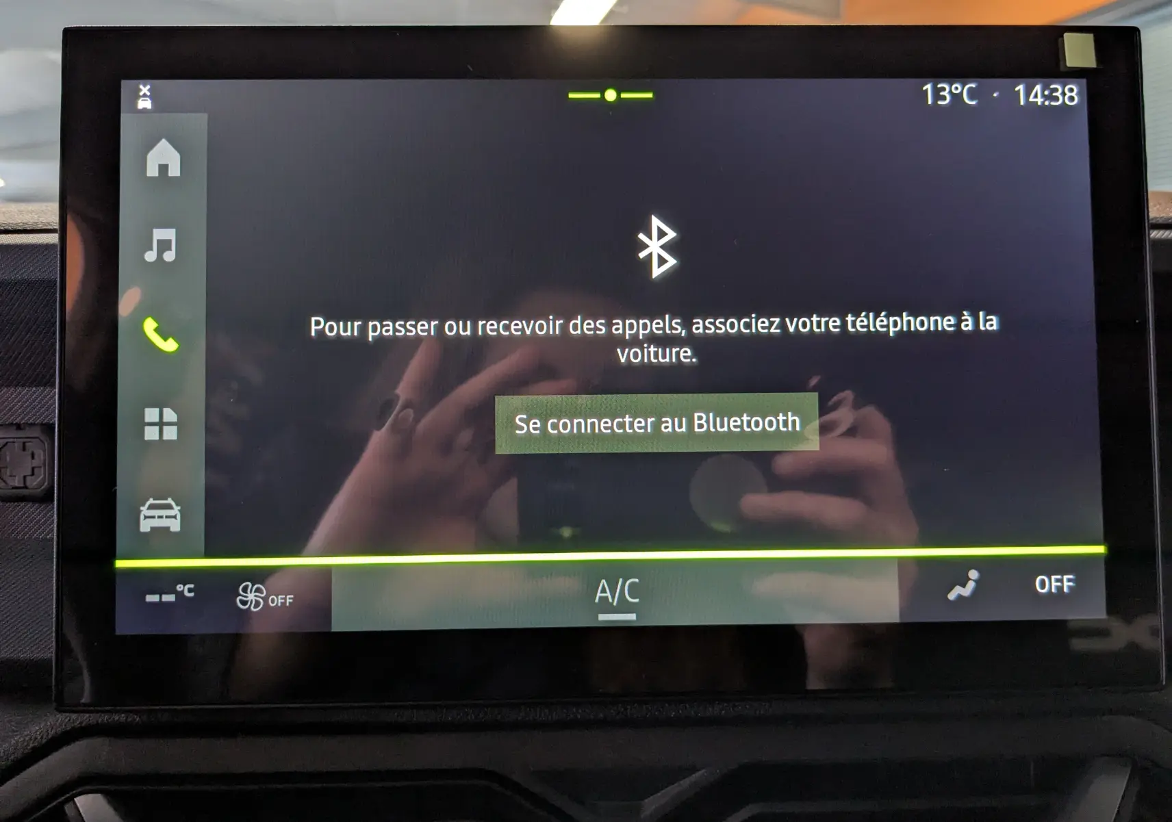 Écran tactile central du Dacia Duster Hybrid 140 Journey 2025 affichant la connexion Bluetooth, intérieur noir.