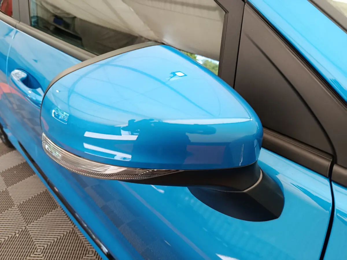 Rétroviseur droit bleu brillant du Ford Puma 2025 ST-LINE avec clignotant intégré, vue rapprochée côté droit.