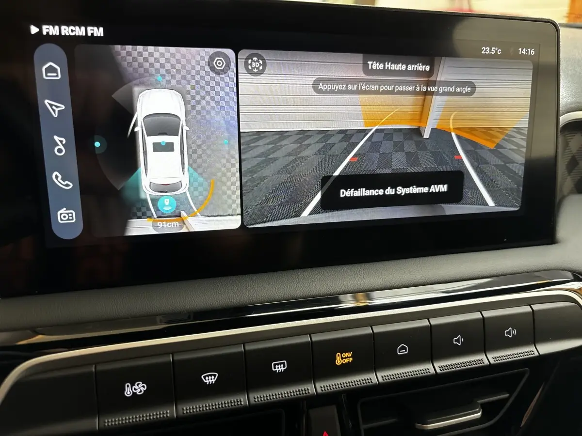 Écran tactile central de la MG3 1.5L Hybrid+ Luxury 2025 montrant l'aide au stationnement avec vue arrière et plan en survol aérien.