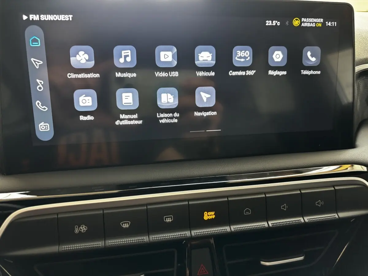 Écran tactile central de la MG3 1.5L Hybrid+ Luxury 2025 affichant les options multimédias et de navigation.