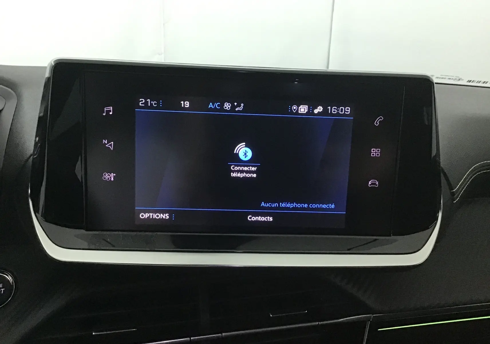 Écran tactile central de la Peugeot 208 1.2 PureTech 100 GT 2023 affichant la connexion Bluetooth et la température intérieure.