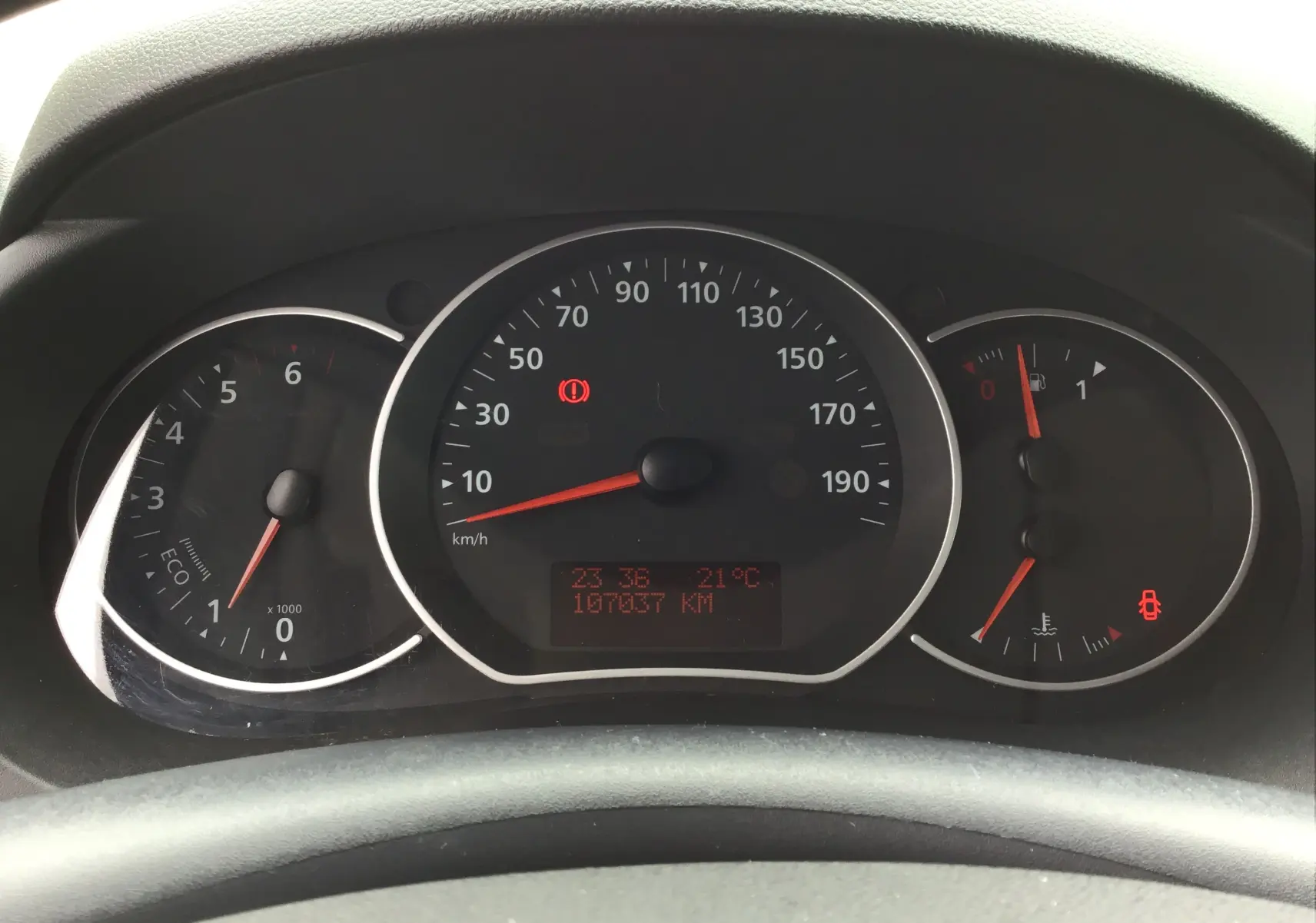 Vue rapprochée du tableau de bord du Renault Kangoo blanc, affichant la vitesse, le compte-tours et les témoins lumineux allumés.