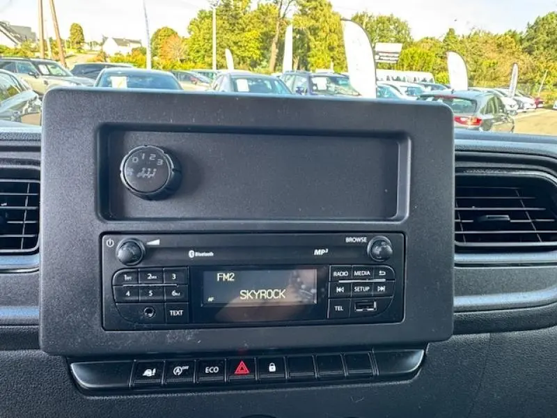 Tableau de bord noir du Renault Master Combi 2020 avec radio affichant la station Skyrock en extérieur.