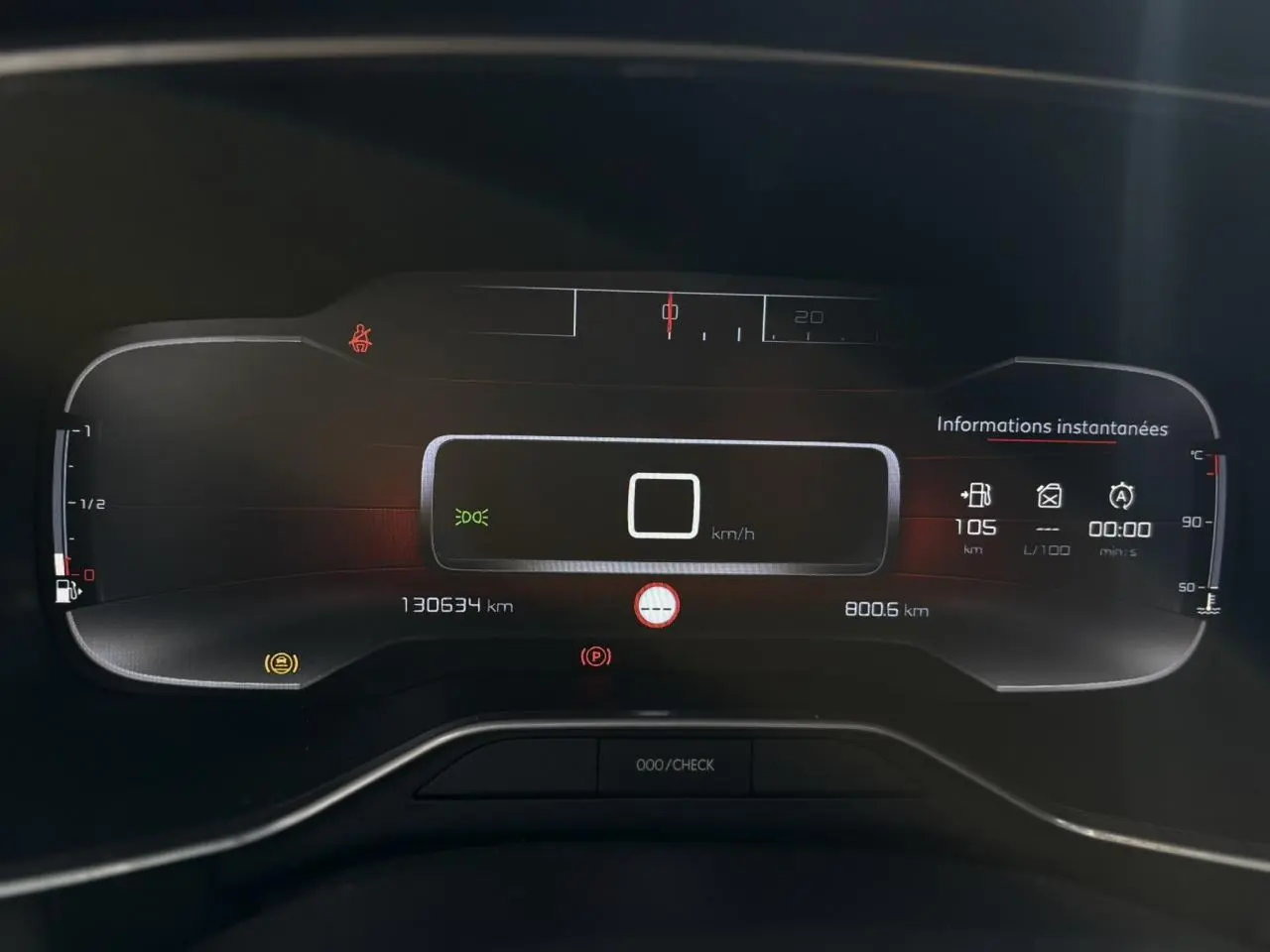 Tableau de bord numérique du Citroën C5 Aircross 2020 affichant la vitesse à 0 km/h et les informations instantanées.