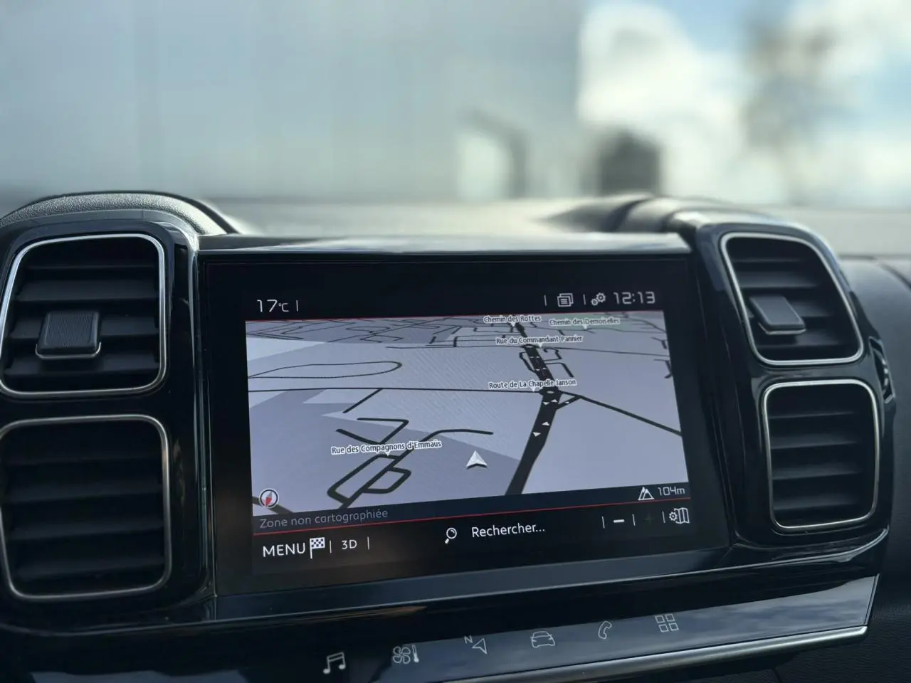 Écran tactile GPS affichant une carte en 3D dans le tableau de bord du Citroën C5 Aircross 2020.