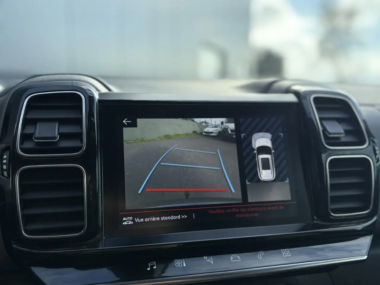 Écran tactile intérieur montrant la caméra de recul et l'aide au stationnement du Citroën C5 Aircross gris Platinium 2020