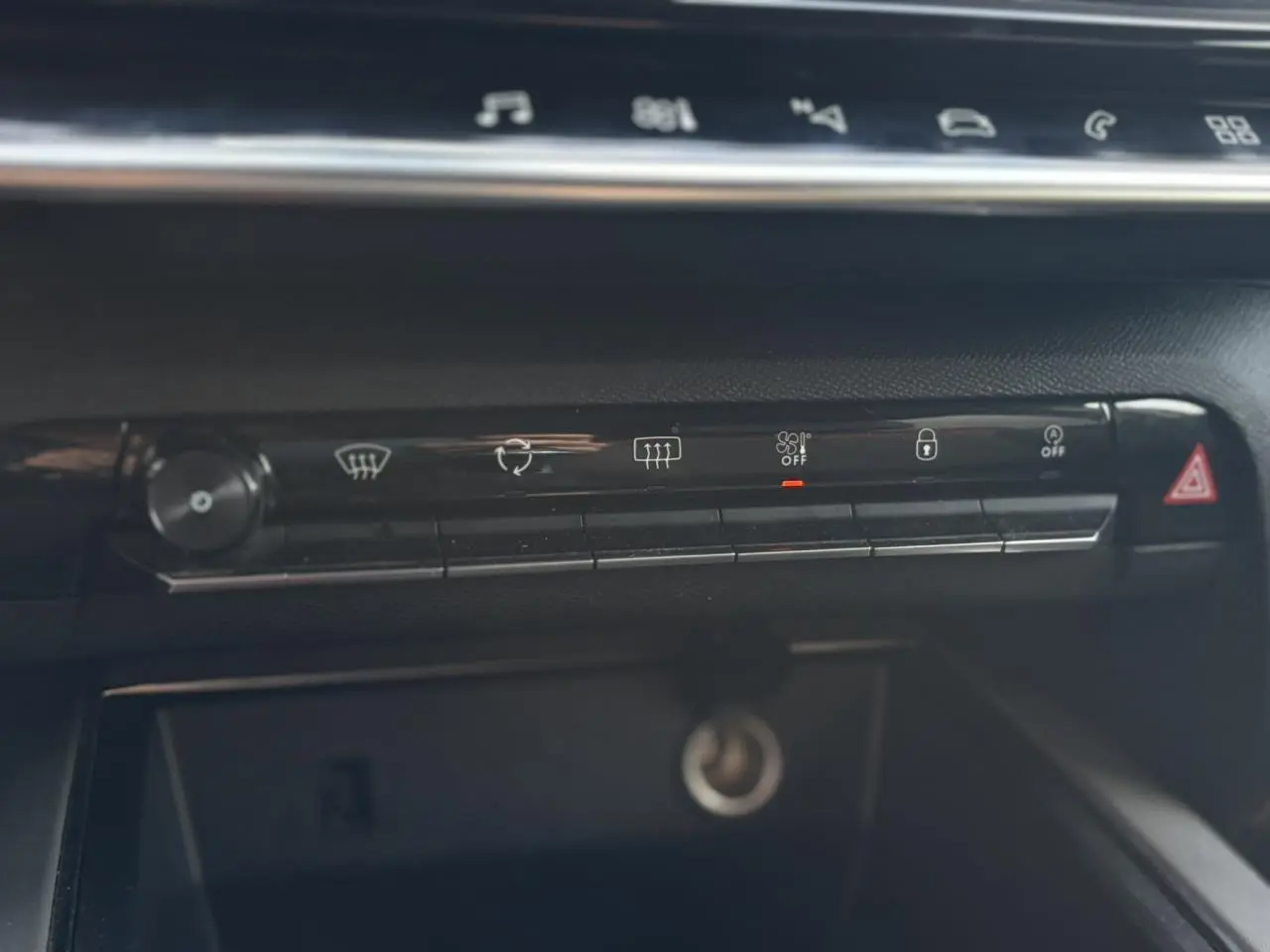 Gros plan sur la rangée de boutons de commande noire du tableau de bord du Citroën C5 Aircross 2020.
