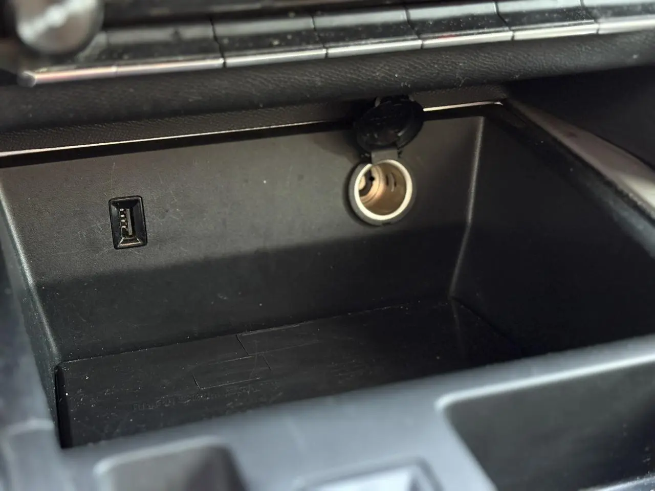 Prise USB et allume-cigare dans le rangement central intérieur du Citroën C5 Aircross gris Platinium 2020.