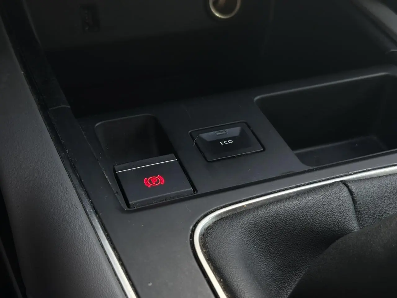Gros plan sur la console centrale du Citroën C5 Aircross 2020, montrant le frein à main électrique et bouton ECO.