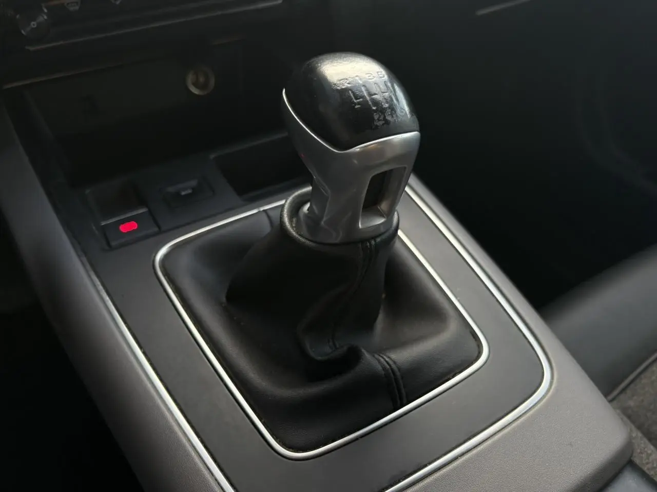 Le levier de vitesses manuel noir et argenté de la CITROEN C5 AIRCROSS 1.5 BlueHDi 130 Feel, vue rapprochée de la console centrale.