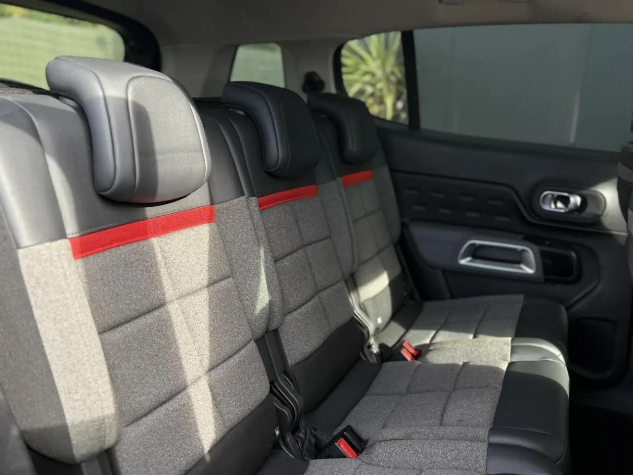 Vue intérieure des sièges arrière gris avec bande rouge et appuie-têtes du Citroën C5 Aircross 2020.