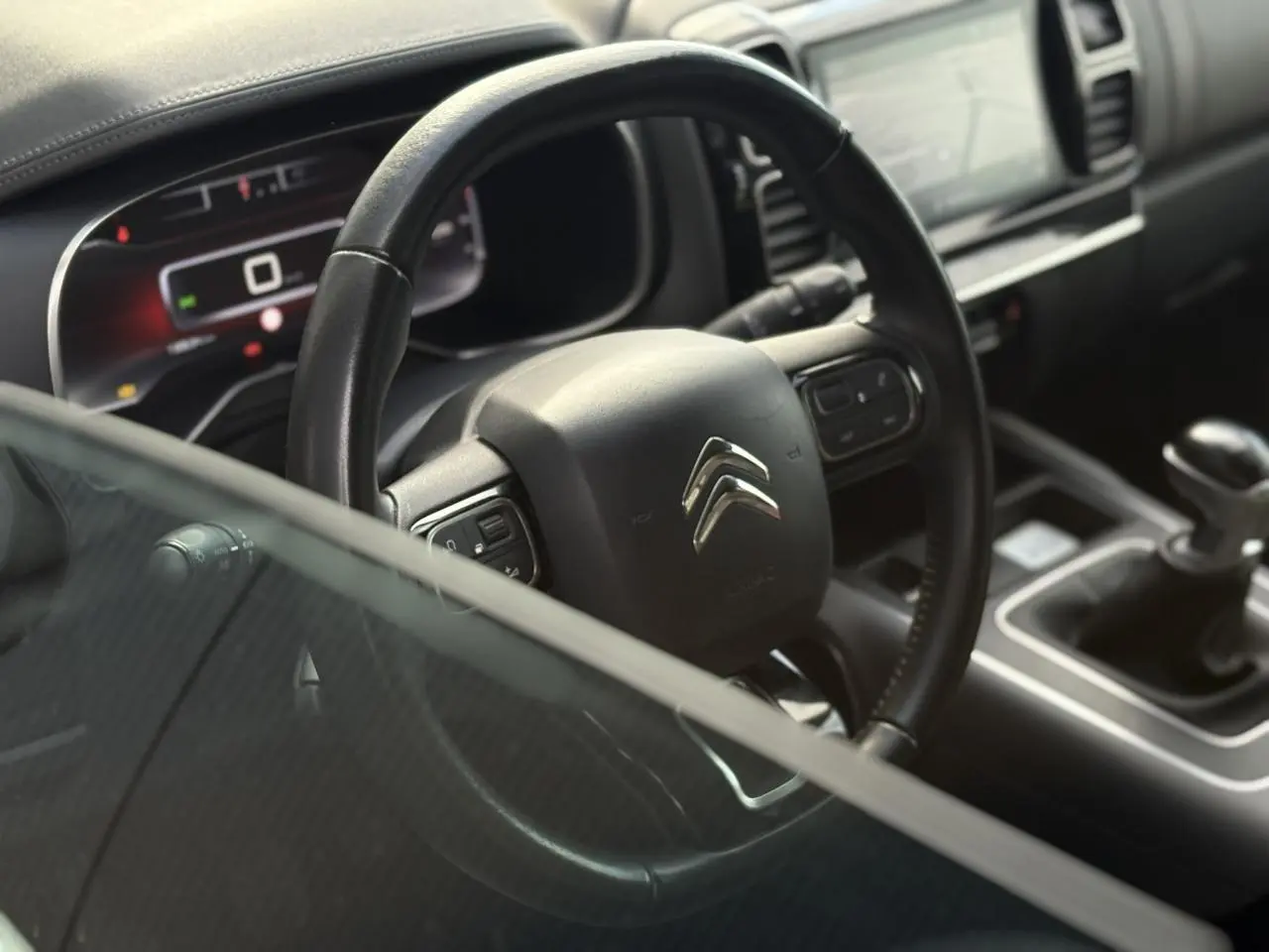Vue rapprochée du volant cuir et tableau de bord numérique du Citroën C5 Aircross 1.5 BlueHDi 130 gris Platinium.