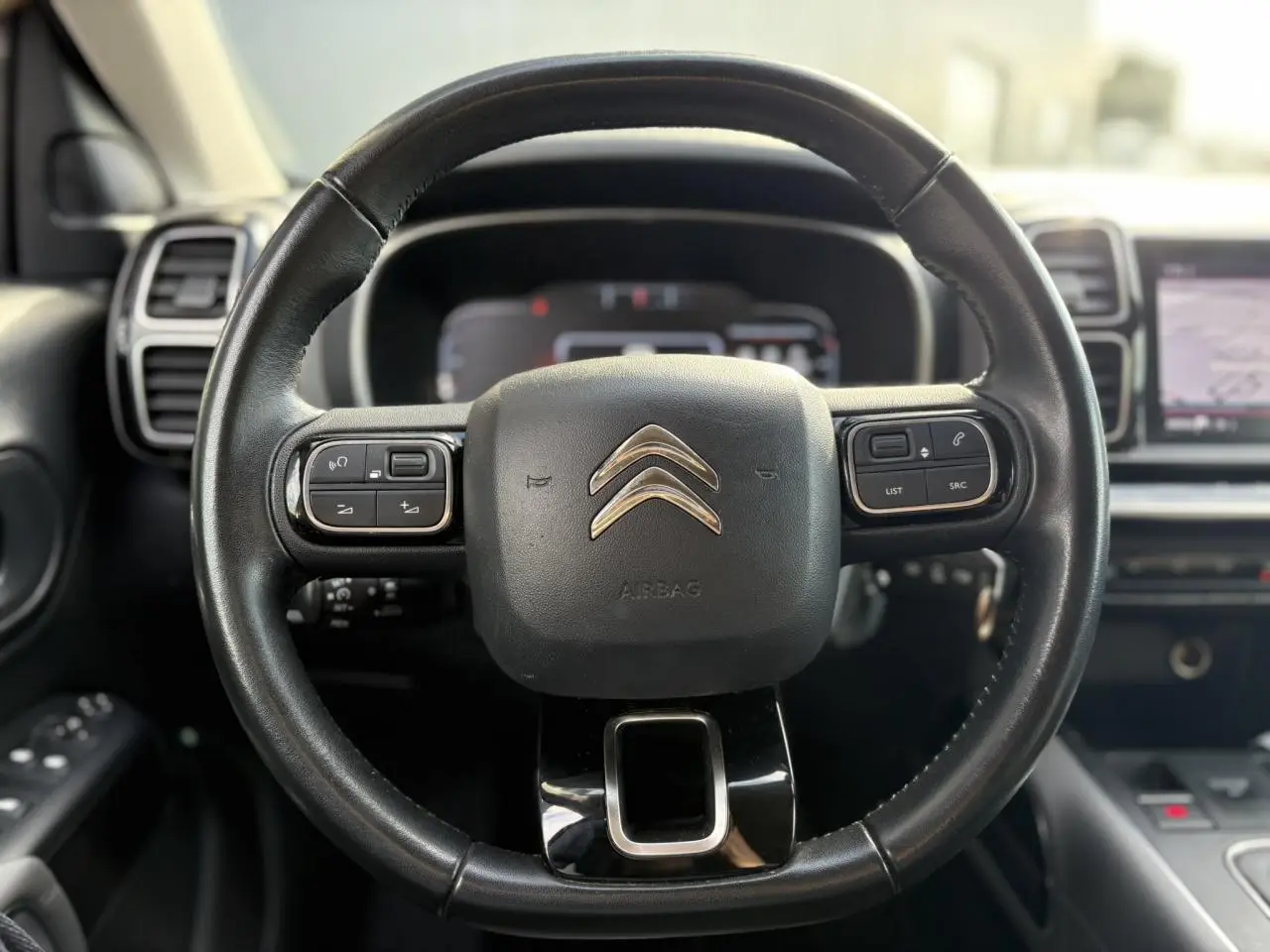 Volant en cuir noir avec commandes intégrées du Citroën C5 Aircross 1.5 BlueHDi 130, intérieur moderne et écran tactile visible.