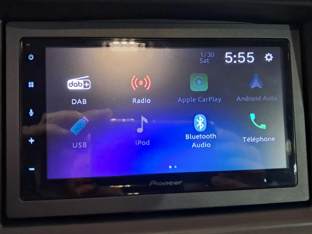 Écran tactile multimédia Pioneer affichant les options connectivité dans l'habitacle de l'AIXAM AMBITION bleu.