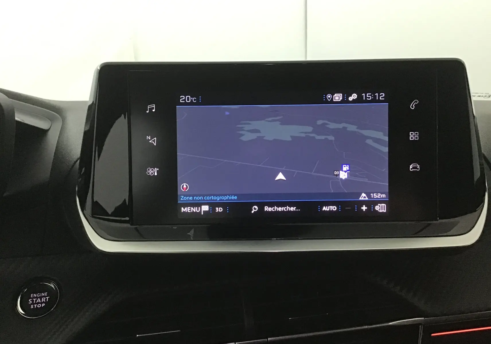 Écran tactile central affichant la navigation GPS dans l'habitacle noir du Peugeot 208 Gris Platinium/Noir 2023.