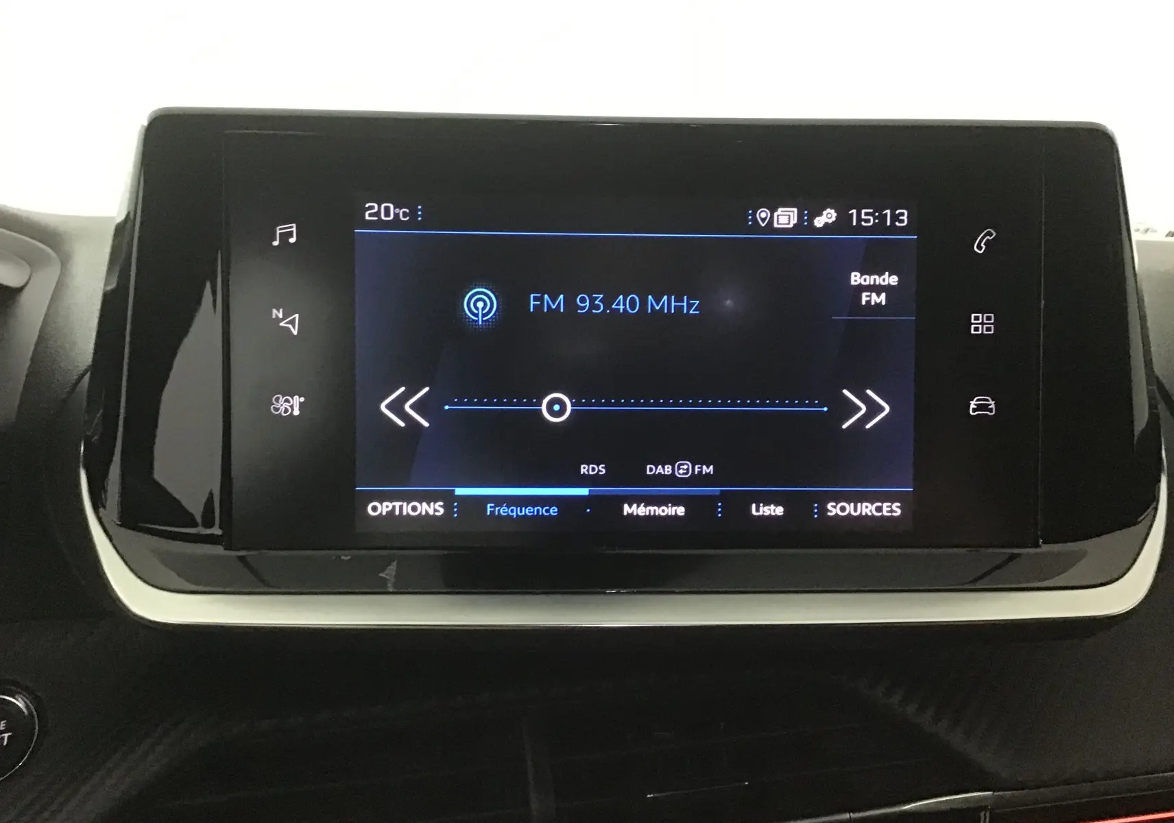 Écran tactile central de la Peugeot 208 2023 affichant la radio FM à 93,40 MHz dans un intérieur noir.