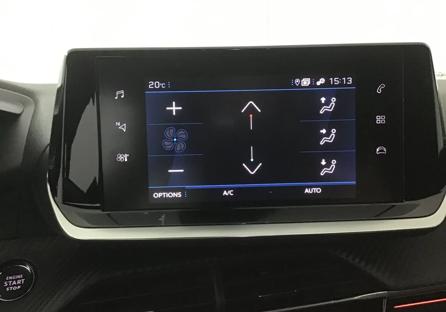 Écran tactile central du tableau de bord du Peugeot 208 1.2 PureTech 100 GT, affichant les réglages de climatisation à 20°C.