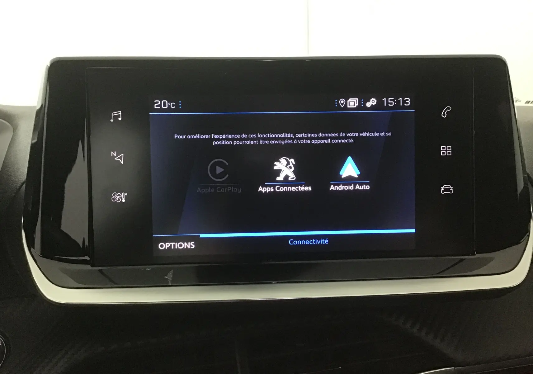 Écran tactile central de la Peugeot 208 1.2 PureTech 100 GT S&S 2023 affichant les options Apple CarPlay et Android Auto.