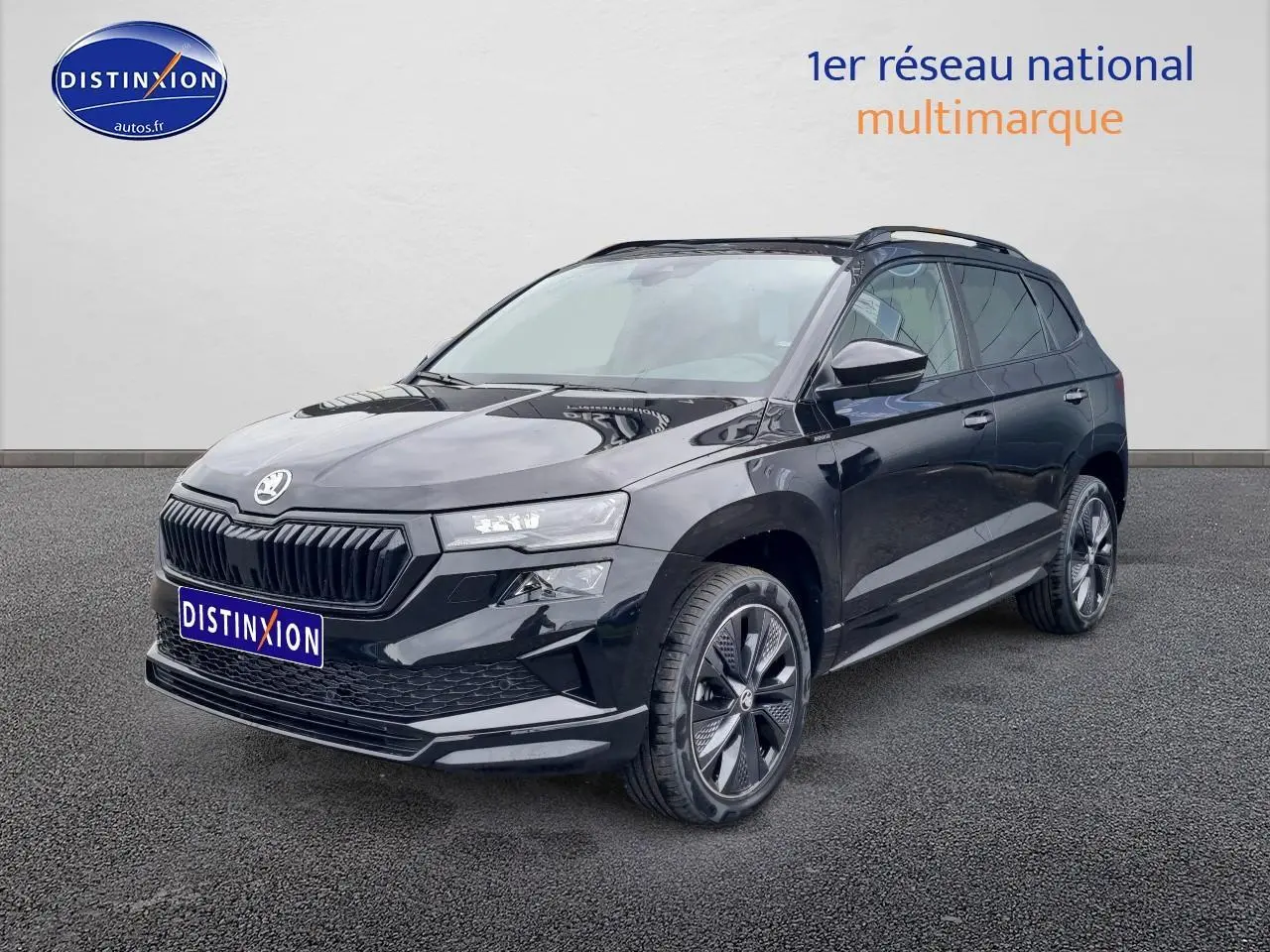 SUV Skoda Karoq noir en 3/4 avant droit, avec jantes alu et calandre noire distinctive sportline.