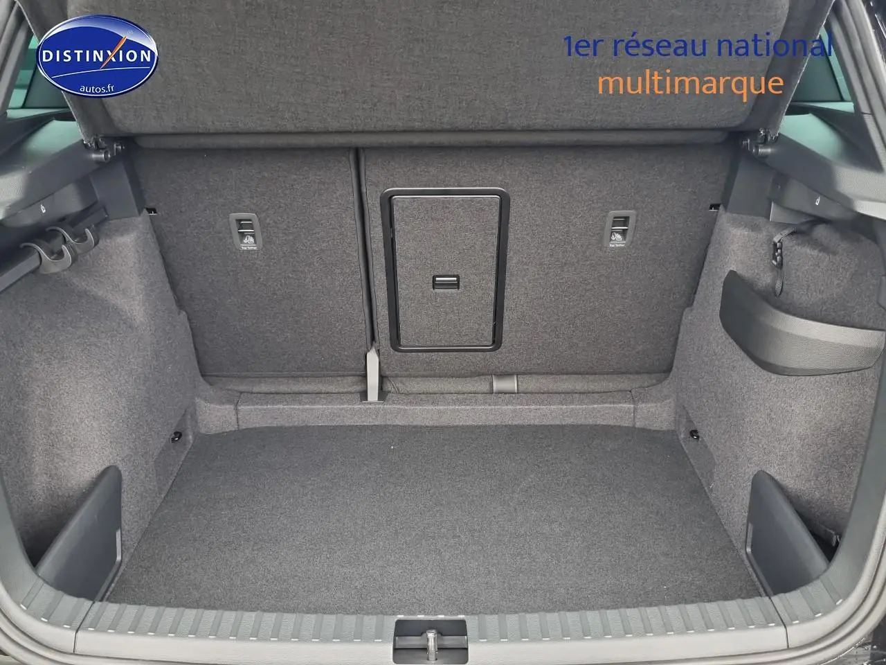 Coffre ouvert du SKODA KAROQ noir 2025, montrant la banquette arrière avec trappe à skis intégrée.